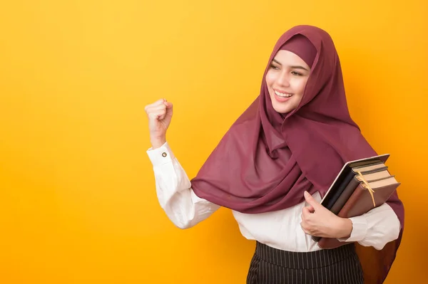 Estudante Universitário Bonito Com Retrato Hijab Fundo Amarelo — Fotografia de Stock