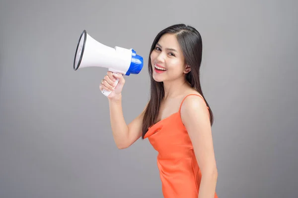 Ein Modeporträt Der Schönen Frau Orangefarbenem Kleid Ist Mit Megafon — Stockfoto