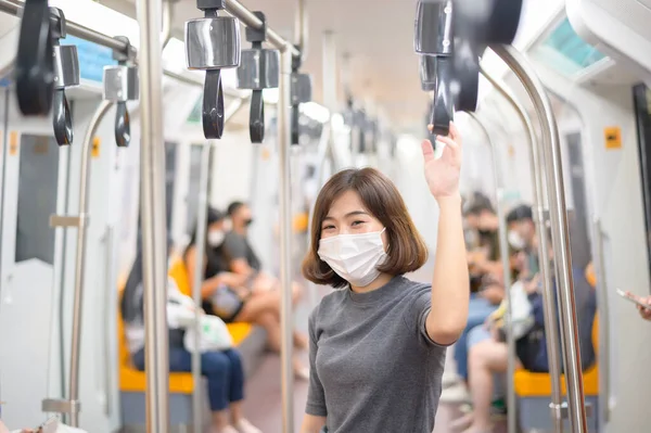 Egy Fiatal Védőmaszkot Visel Metró Kovid Védelem Biztonsági Utazás Normális — Stock Fotó