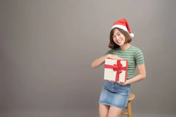 Retrato Mulher Bonita Vestindo Chapéu Vermelho Papai Noel Segurando Caixa — Fotografia de Stock