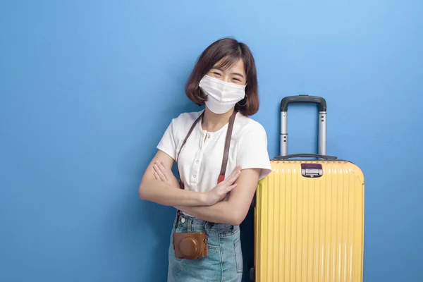 Retrato Jovem Viajante Mulher Com Máscara Facial Novo Conceito Viagem — Fotografia de Stock
