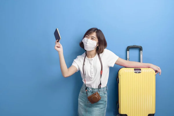 Retrato Jovem Viajante Mulher Com Máscara Facial Novo Conceito Viagem — Fotografia de Stock