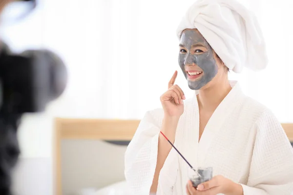 Vídeo Cámara Filmando Mujer Albornoz Blanco Aplicando Una Mascarilla Para —  Fotos de Stock