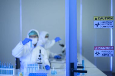 Bilim adamı laboratuvar, bilim ve teknoloji sağlık hizmetleri kavramını test ediyor ve araştırıyor.