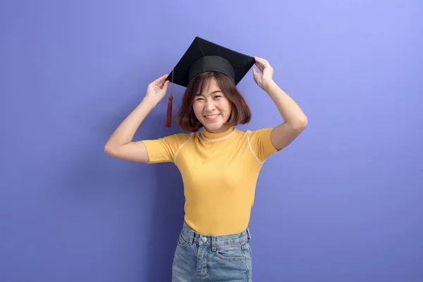 Ritratto Giovane Studente Asiatico Che Indossa Cappello Laurea Sullo Sfondo — Foto Stock