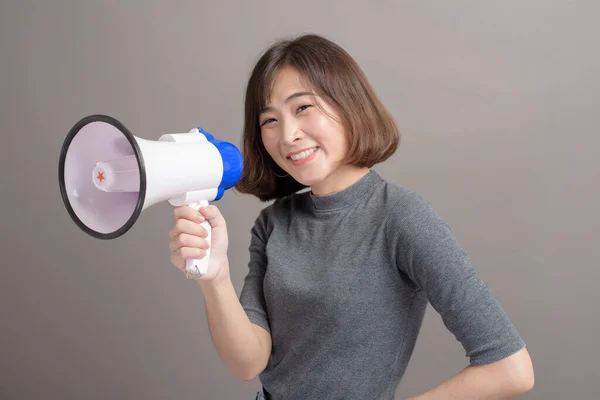 Porträt Einer Jungen Schönen Asiatischen Frau Mit Megafon Vor Studiohintergrund — Stockfoto