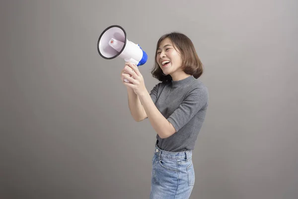 Porträt Einer Jungen Schönen Asiatischen Frau Mit Megafon Vor Studiohintergrund — Stockfoto