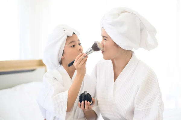 Una Hermosa Mamá Una Hija Feliz Albornoz Blanco Aplicando Maquillaje — Foto de Stock