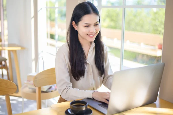 Uma Jovem Mulher Negócios Trabalhando Com Seu Laptop Café — Fotografia de Stock