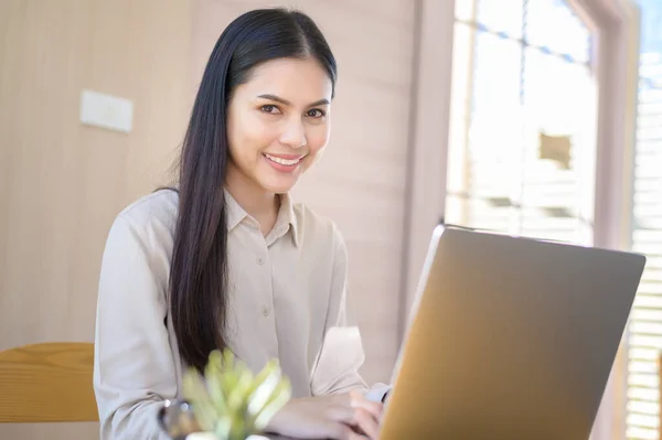 Young Business Woman Working Her Laptop Coffee Shop — Stock Photo, Image