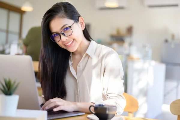 Ung Affärskvinna Som Jobbar Med Sin Laptop Kaféet — Stockfoto