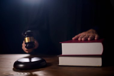 Yargıç 'ın eli mahkeme salonunda çekiç yargıcına vuruyor. 