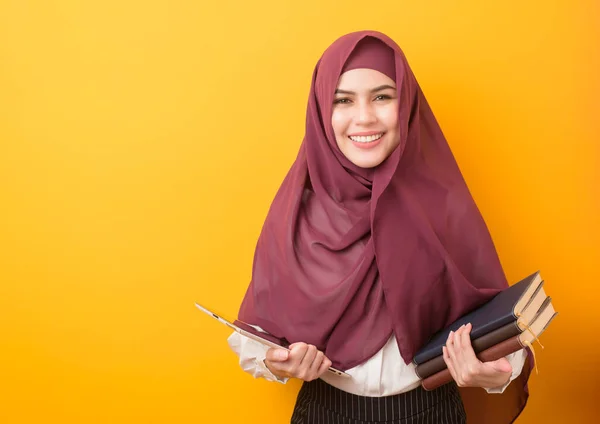 Estudante Universitário Bonito Com Retrato Hijab Fundo Amarelo — Fotografia de Stock