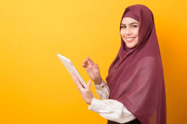 Piękny Student Uniwersytetu Hidżabskim Portretem Żółtym Tle — Zdjęcie stockowe