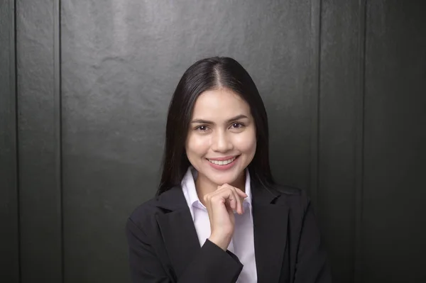 Business Woman Tersenyum Kantornya Latar Belakang Hitam Wanita Percaya Diri — Stok Foto