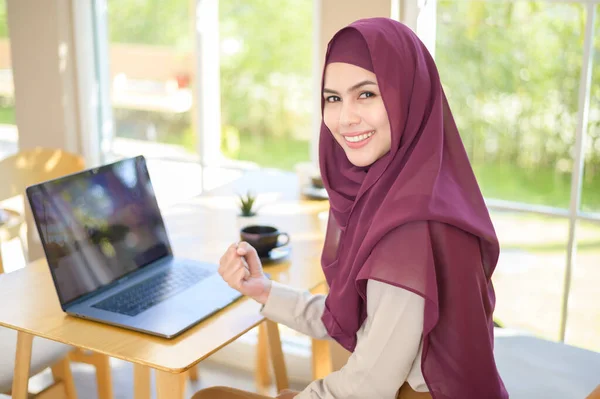 一名穆斯林女商人头戴头巾 带着笔记本电脑在咖啡店工作 — 图库照片