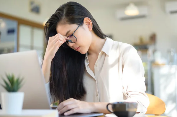 Una Donna Affari Stanca Stressata Con Mal Testa Dall Utilizzo — Foto Stock