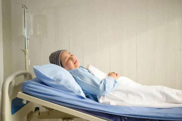 Egy Depressziós Reménytelen Ázsiai Rákos Aki Fejkendőt Visel Kórházban — Stock Fotó