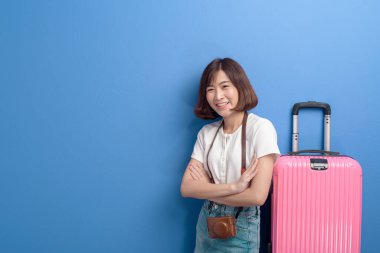 Mor arka plan stüdyosunda izole edilmiş genç bir bayan gezginin portresi..