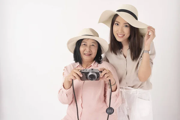 Asiatische Ältere Frau Und Ihre Tochter Auf Weißem Hintergrund Reisekonzept — Stockfoto