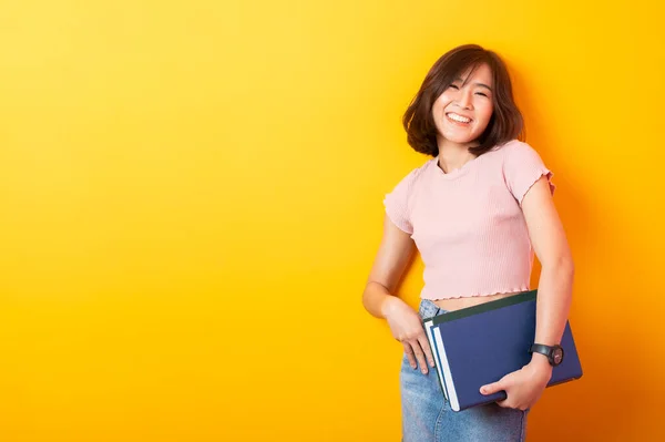 Mooie Aziatische Vrouw Universiteit Student Gelukkig Gele Achtergrond — Stockfoto