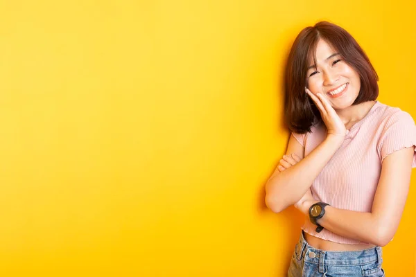 Mooie Aziatische Vrouw Universiteit Student Gelukkig Gele Achtergrond — Stockfoto