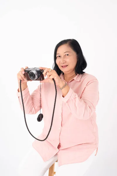 Wanita Asia Yang Lebih Tua Dengan Latar Belakang Putih Konsep — Stok Foto