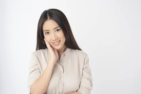 Attraktive Asiatische Frau Porträt Auf Weißem Hintergrund — Stockfoto