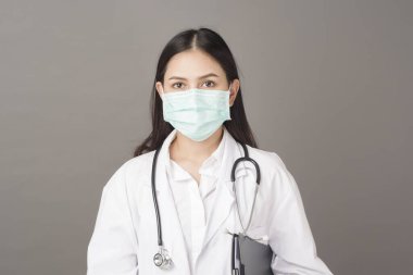 Akıllı kadın doktor steteskop tutuyor. 