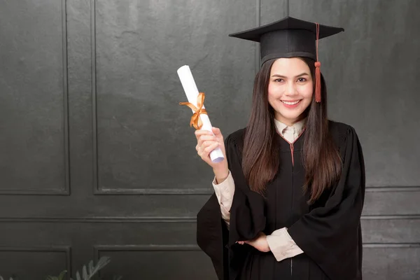 Retrato Mujer Joven Vestido Graduación Sonriendo Animando Sobre Fondo Negro —  Fotos de Stock