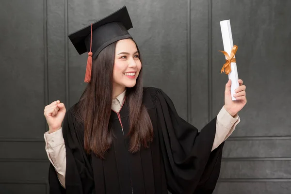 Retrato Mujer Joven Vestido Graduación Sonriendo Animando Sobre Fondo Negro —  Fotos de Stock