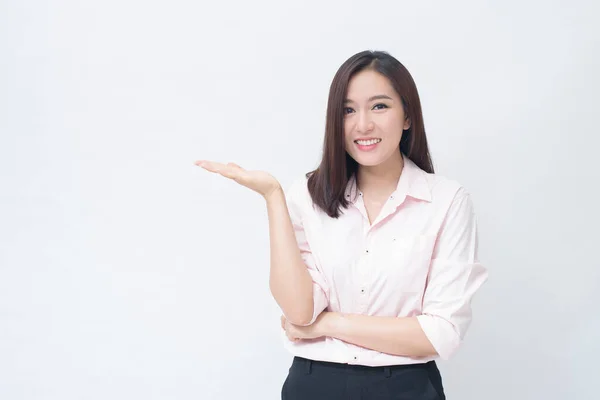 Retrato Empresária Confiante Vestindo Camisa Rosa Isolado Sobre Estúdio Fundo — Fotografia de Stock
