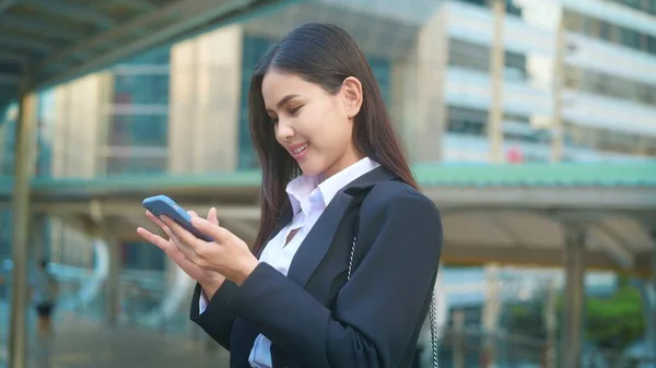Young Business Woman Wearing Black Suit Using Smart Phone City — Stock Photo, Image