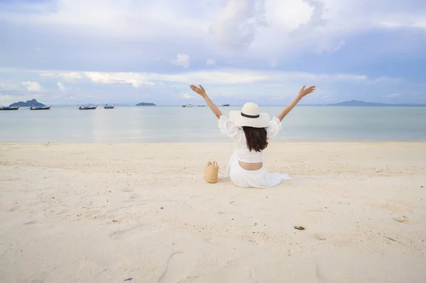 Eine Glückliche Schöne Frau Weißen Kleid Genießt Und Entspannt Strand — Stockfoto