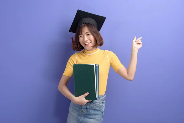 Retrato Joven Estudiante Asiático Con Gorra Graduación Sobre Fondo Estudio —  Fotos de Stock