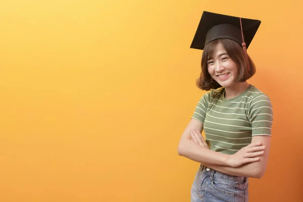 Ritratto Giovane Studente Asiatico Che Indossa Cappello Laurea Sullo Sfondo — Foto Stock