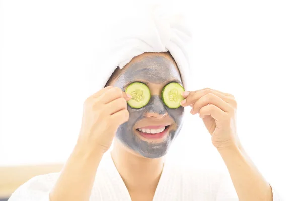 Una Hermosa Mujer Feliz Albornoz Blanco Aplicando Una Mascarilla Facial — Foto de Stock