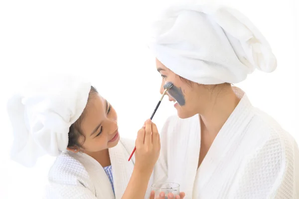 Feliz Hermosa Mamá Hija Albornoz Blanco Aplicando Mascarilla Dormitorio Familia — Foto de Stock