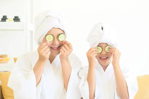 Feliz Hermosa Mamá Hija Albornoz Blanco Aplicando Mascarilla Dormitorio Familia — Foto de Stock