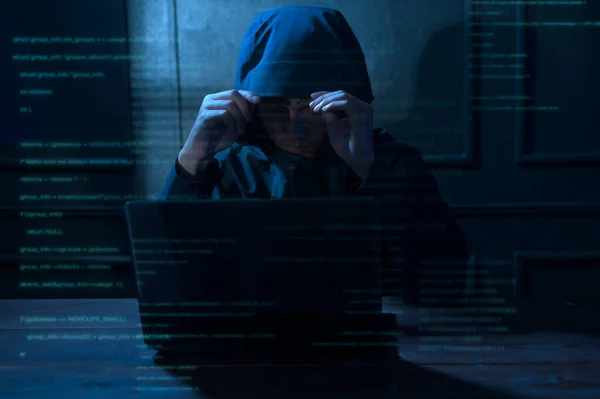 Hacker Sta Usando Computer Portatile Rubare Dati Nella Notte — Foto Stock