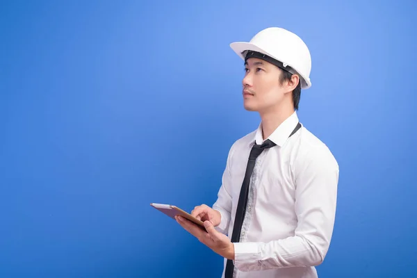 Retrato Del Ingeniero Varón Confiado Que Usa Una Tableta Blanca — Foto de Stock