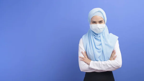 Eine Junge Muslimische Frau Mit Hijab Trägt Eine Chirurgische Maske — Stockfoto