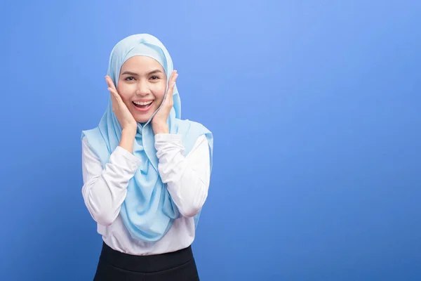 一个年轻的穆斯林女子的肖像 带头巾的蓝色背景工作室 — 图库照片