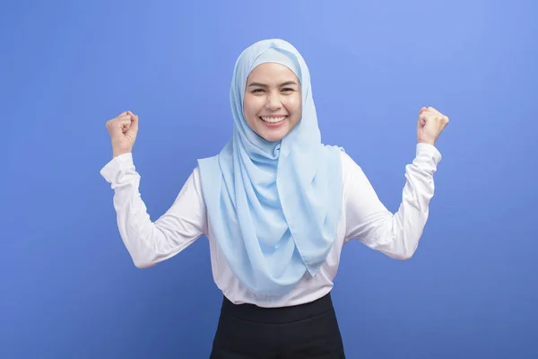 Retrato Uma Jovem Mulher Muçulmana Com Hijab Sobre Estúdio Fundo — Fotografia de Stock