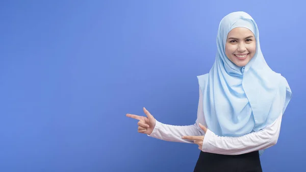 Portrait Young Muslim Woman Hijab Blue Background Studio — Stock Photo, Image