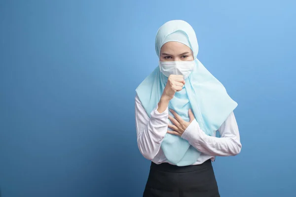 Eine Junge Muslimische Frau Mit Hijab Und Maske Fühlt Sich — Stockfoto