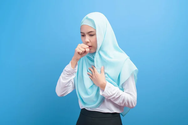 Junge Muslimische Frau Mit Hijab Fühlt Sich Krank Und Hustet — Stockfoto