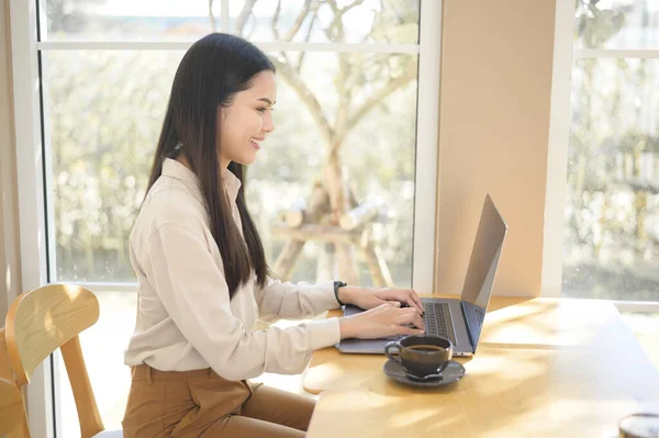 Uma Jovem Mulher Negócios Trabalhando Com Seu Laptop Café — Fotografia de Stock