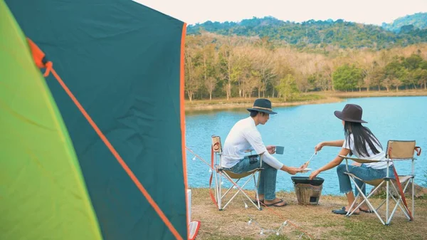 Traveling Couple Cooking Camping Lake Mountain View Travel Destination Nature —  Fotos de Stock