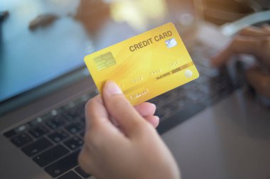 Kadın eli bilgisayarla internetten alışveriş yapıyor..